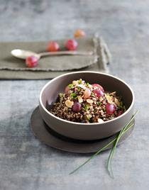 Salade de quinoa aux raisins et aux amandes
