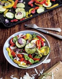 Salade de légumes d’été aux copeaux de parmesan