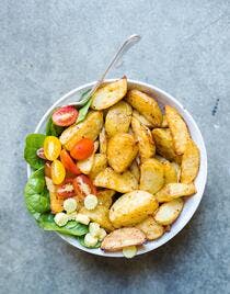Pommes de terre rôties, salade épinards, tomates et mini-maïs