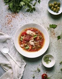 Soupe cioppino de tomates, persil et bar