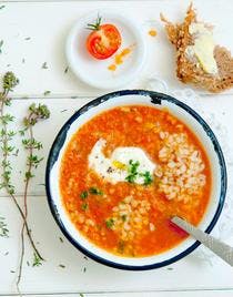 Soupe de tomate et de riz au thym frais