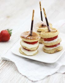 Brochettes de fraises et pancakes