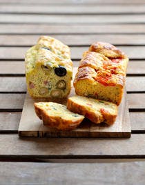Cake tomate-fromage et cake aux deux olives