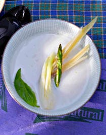 Bouillon thaï de crustacés et d’asperges