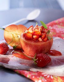 Pêches farcies aux fraises des bois, gelée citron-basilic