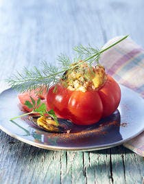 Tomate farcie aux œufs brouillés et aux moules tièdes safranées