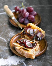 Tartine de vieux-bruges au sirop de liège et raisins