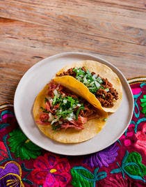 Tacos de carnitas et tacos au chorizo