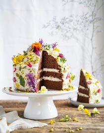 Layer cake chocolat-pistache et fleurs