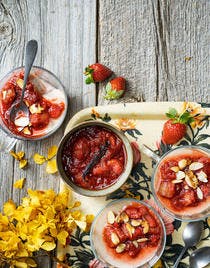 Pannacotta au lait d’amande, compotée de rhubarbe et fraises