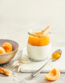 Pannacotta à la fleur d’oranger, compotée d’abricots au romarin