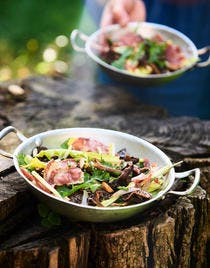 Salade de pissenlit, pancetta et légumes, vinaigrette au miso