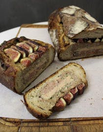 Pâté en croûte de pain, foie gras et figues