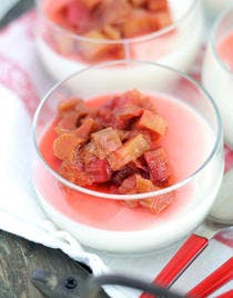 Rhubarbe pochée au jus de fraise épice