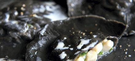 Ravioli noirs, saint-jacquet, crème au lard fumé