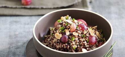 Salade de quinoa aux raisins et aux amandes