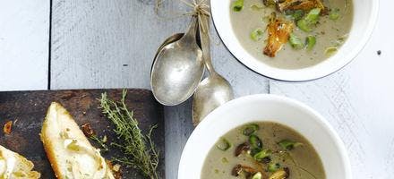 Soupe de champignons, bruschetta au chèvre et au thym
