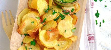 Chips de pomme de terre et guacamole maison 