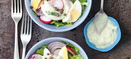 salade de laitue aux radis, oeufs et sauce au yaourt 