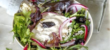 Salade de riz et mesclun, crème de thon, olives noires