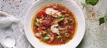 Soupe cioppino de tomates, persil et bar 