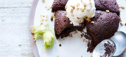 Bowl cake chocolat, noisettes et glace vanille