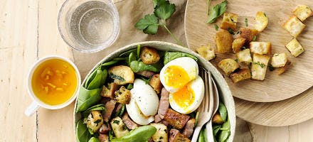Salade d’épinards frais, oeuf mollet et croûtons persillés