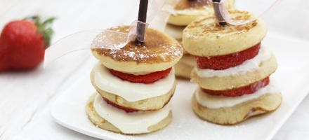 Brochettes de fraises et pancakes