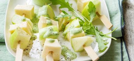 Brochettes de fromage et pommes vertes