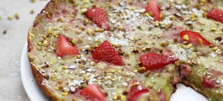 Clafoutis à la poêle pistache et fraises