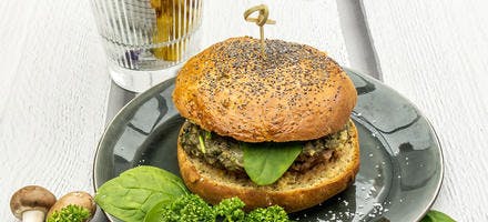 Hamburger forestier au boeuf, champignons et fromage fondu
