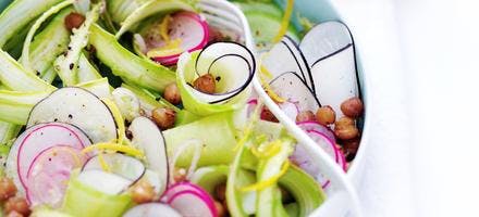 salade d'asperges vertes et radis aux pois chiches rôtis