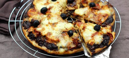 Pizza aux oignons caramélisés, poulet rôti et chorizo