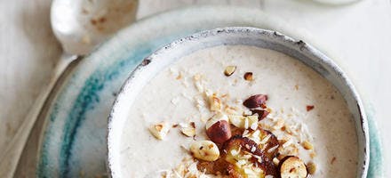Porridge à la banane, noisettes et lait de coco  