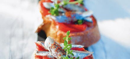 Anchois marinés au poivrons rouge sur pain de campagne