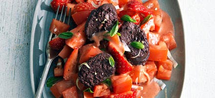Salade de tomates, fraises et boudin noir 