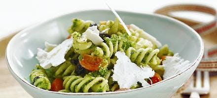 Salade de Fusilli, pesto, tomates cerises et olives noires