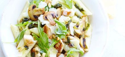Salade de penne, pesto, poulet et champignons