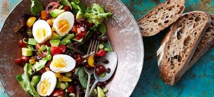 Salade de haricots noirs, tomates et oeufs durs