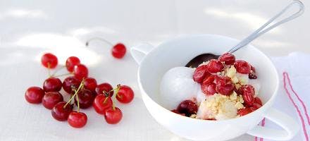 Frozen yogurt, cerises et crumble