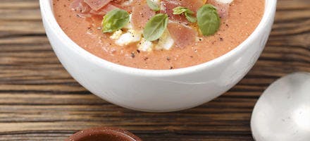 Soupe froide de tomate au jambon et à l'oeuf (SALMOREJO)