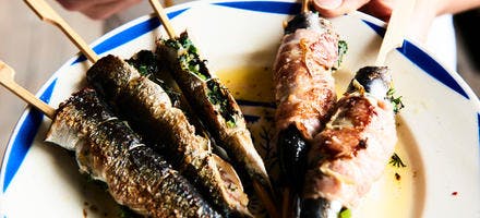Brochettes de sardines farcies à la gremolata et lard fumé