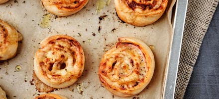 Pizzas rolls oignon-gouda-origan