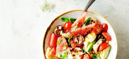 Salade de pastèque, tomates cerises, avocat et fruits secs 