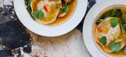Bouillon thaï et ravioles de crevettes