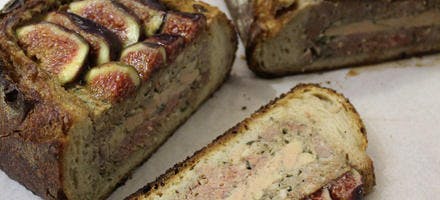 Pâté en croûte de pain, foie gras et figues
