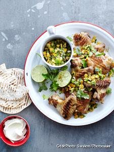 Pilons et ailes de poulet marinés, salade de maïs grillé 