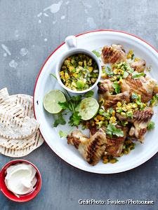 Pilons et ailes de poulet marinés, salade de maïs grillé