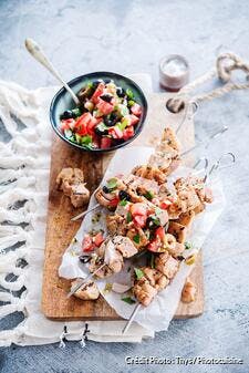 Brochettes de poulet, salade de tomates aux deux olives