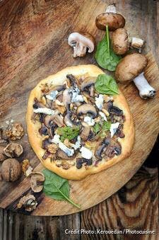 Pizza aux champignons et au fromage bleu